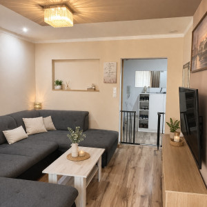 PREDAJ: Slnečný 3-izbový byt 76 m² s 4 balkónmi po rekonštrukcii, Hliník nad Hronom + možnosť garáže