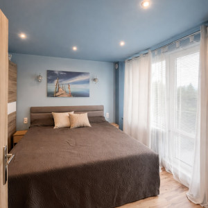 PREDAJ: Slnečný 3-izbový byt 76 m² s 4 balkónmi po rekonštrukcii, Hliník nad Hronom + možnosť garáže