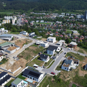 Luxusný, slnečný pozemok 1070 m² s výhľadom – Banská Bystrica (Prvosienková ul.)