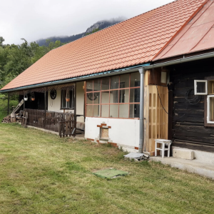 PREDAJ Chalupa so zrubovým ľudovým domom na pozemku 1417 m², Liptovská Anna