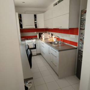 PREDAJ Slnečný 2-izbový byt s balkónom v tichej lokalite Liptovského Mikuláša