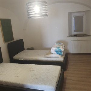 PRENÁJOM 3 izby v 3-izbovom byte priamo v centre Banskej Bystrice, ul. Lazovná